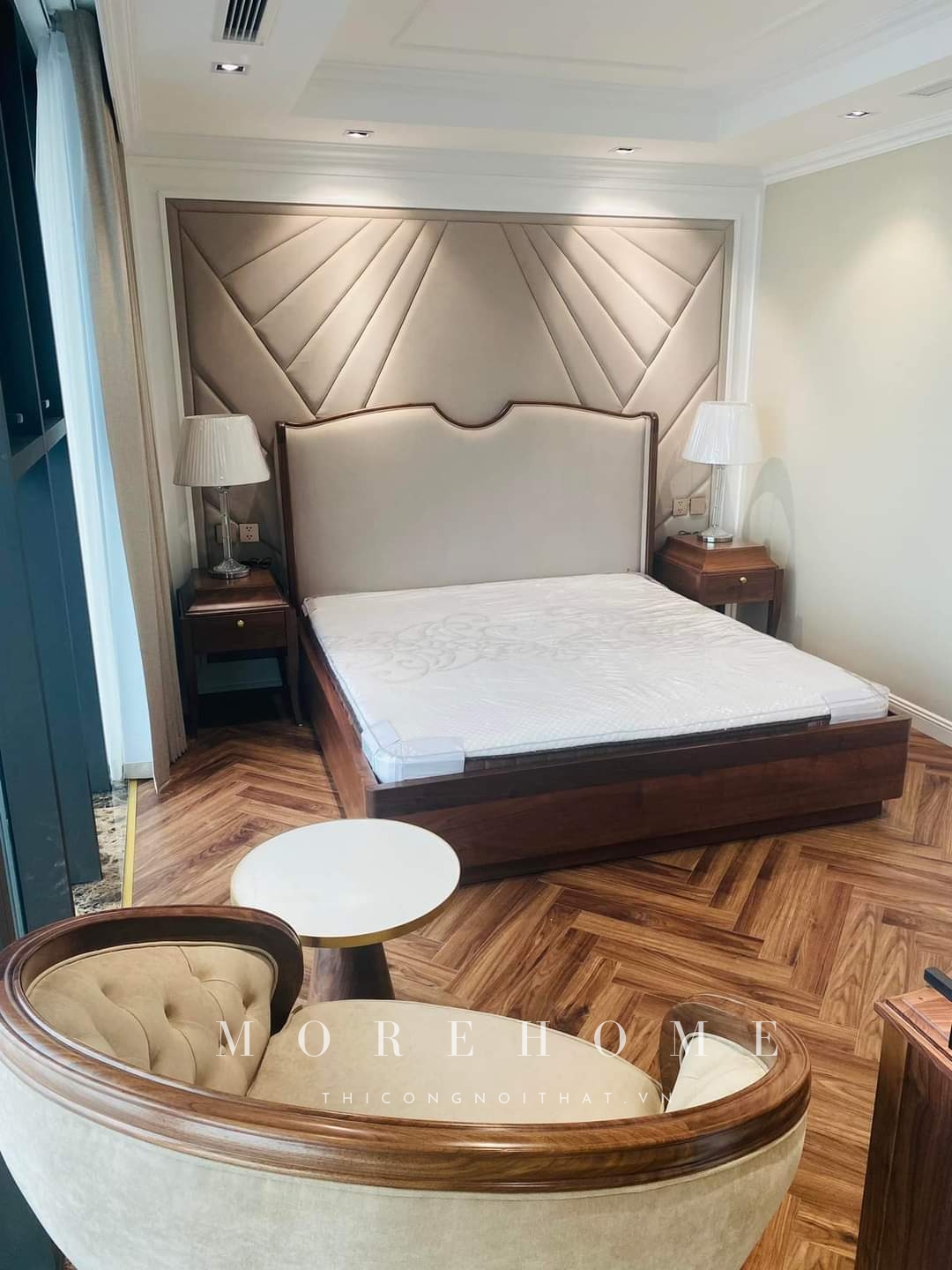 Phong ngủ phong cách tân cổ điển cùng với nội thất giường ngủ 2 tab 1 chiếc sofa đơn cùng bàn trà sử dụng vật liệu cao cấp như là gỗ óc chó, bọc vải nỉ bỉ, inox mạ vàng PVD