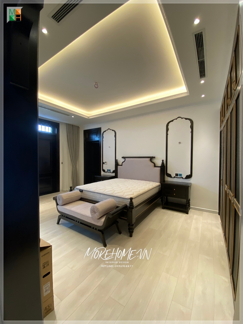Đôn sofa cuối giường phong cách indochine tô điểm trang trí thẩm mỹ cho không gian cũng như mang tới sự tiện lợi thoải mái cho gia chủ