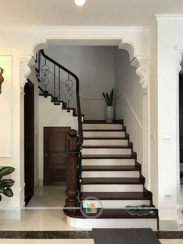 Tay trụ cầu thang gỗ óc chó tân cổ điển được thiết kế đẹp mắt cho biệt thự Ecopark.